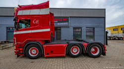 20251019-Tom-Holding-00273